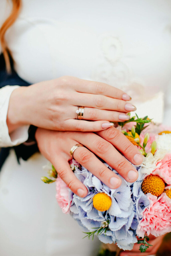 新郎新婦の結婚指輪とブーケを記念撮影
